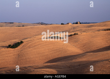 Vue inhabituelle de de Capella d Vitaleta près de San Quirico Italie pris par derrière dans l'ensemble des terres agricoles vallonnées de Toscane Banque D'Images