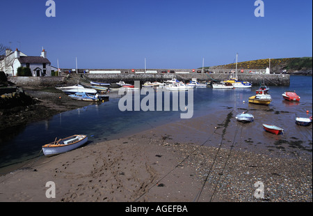 Marée basse et d'une belle journée d'été à l'ancien port de pêche et station de vacances Baie d'Camaes Anglesey Pays de Galles Banque D'Images