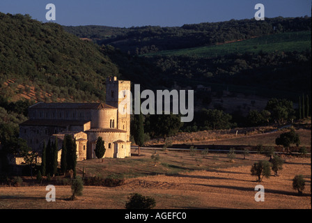 Regarder sur Saint Sant Antimo avec la première lumière à travers le magnifique bâtiment à Castelnuovo Toscane Italie Banque D'Images