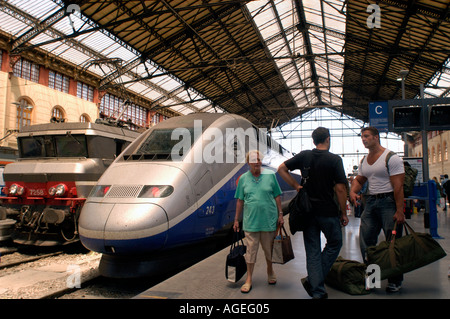 France Provence Marseille Gare Saint Charles train en arrière-plan est le célèbre tgv rapide Banque D'Images