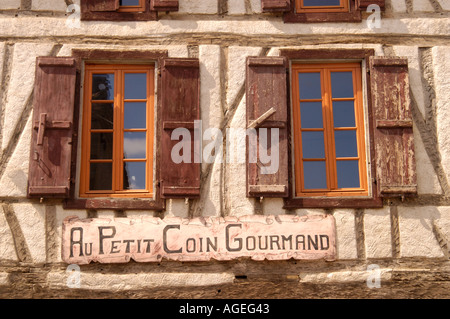 La France au sud-ouest Le Gers Marciac vieux colombages boulangerie patisserie building à main square Banque D'Images