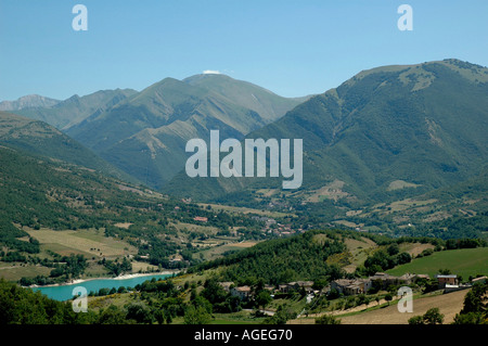 Chaîne de montagnes de Sibillini et le parc national du lac Fiastra Région des Marches en Italie Banque D'Images