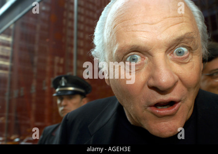 L'acteur Sir Anthony Hopkins café pour l'appareil photo Banque D'Images