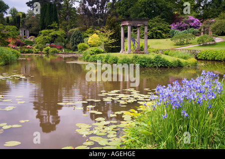 Le Temple jardin en été, Cholmondeley Castle Gardens, Cheshire, England, UK Banque D'Images