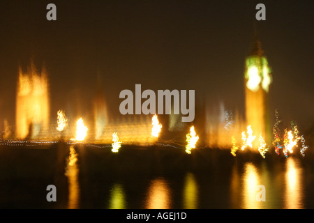 Blured chambres du Parlement sur la Tamise à Londres Angleterre Royaume-uni la nuit Banque D'Images