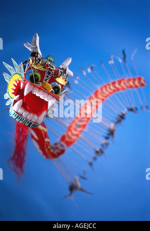 Kite Flying Dragon oriental sur fond de ciel Banque D'Images