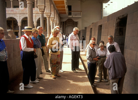 Les touristes, guide, visite guidée, groupe touristique, voyage d'un aîné, cour, Église et couvent de Santo Domingo, Cuzco, Cuzco, Pérou, Province de l'Amérique du Sud Banque D'Images