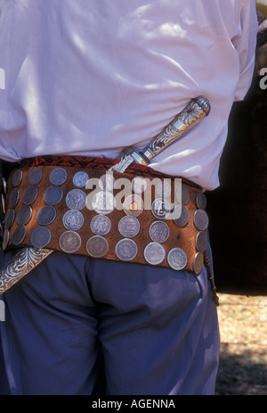 1, l'un argentin, homme, homme adulte, homme, gaucho, ceinture et couteau, Estancia Santa Susana, Town of, Los Cardales, Province de Buenos Aires, Argentine Banque D'Images