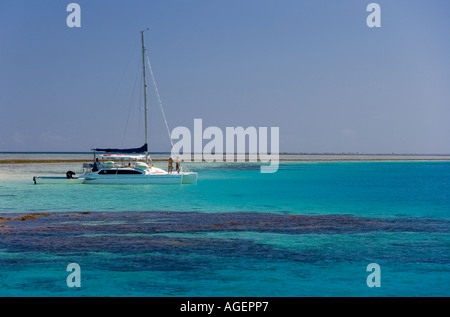 Bateau yacht ancré près d'un banc dans l'Yasawa Islands à Fidji dans le Pacifique Sud Banque D'Images