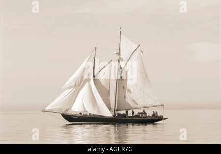 Image sépia de la restauré construit en 1909 gaff rigged Hoshi goélette sous voiles en mer calme Banque D'Images