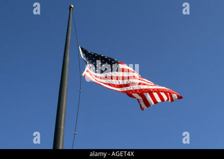 Un drapeau américain en battant le vent vif Banque D'Images