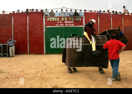 L'attente à l'extérieur d'un picador arène temporaire Banque D'Images