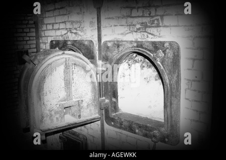 Des chambres à gaz du camp de concentration Nazi à Auschwitz Birkenau ...