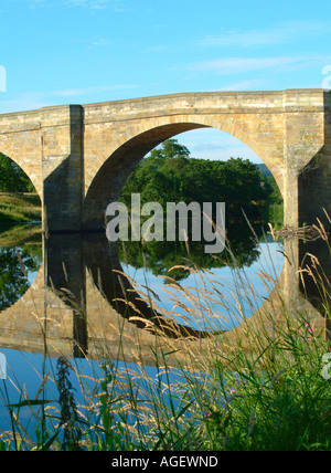 Old Stone Road et passerelle au-dessus du nord de la rivière Tyne à Northumberland Lechlade Banque D'Images