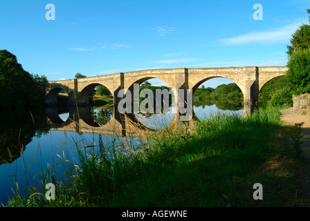 Old Stone Road et passerelle au-dessus du nord de la rivière Tyne à Northumberland Lechlade Banque D'Images