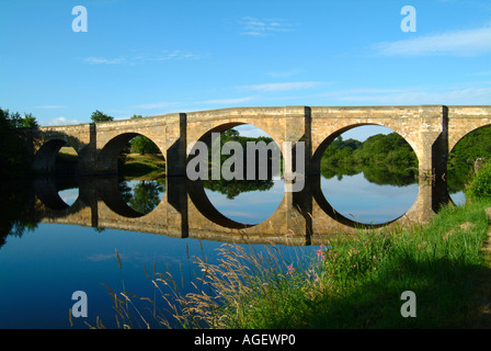 Old Stone Road et passerelle au-dessus du nord de la rivière Tyne à Northumberland Lechlade Banque D'Images