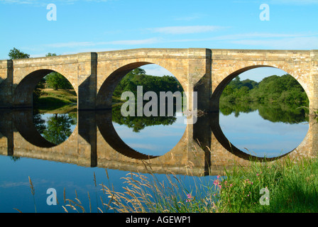 Old Stone Road et passerelle au-dessus du nord de la rivière Tyne à Northumberland Lechlade Banque D'Images