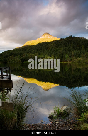 A la fin de l'été le coucher du soleil à Sgorr Na Ciche (Pap of Glencoe) se sont penchés sur les eaux de lochan Glencoe Banque D'Images