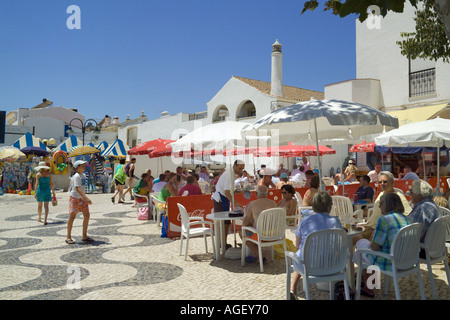 Le Portugal l'Algarve Praia da Luz village cafés sur la promenade centrale Banque D'Images