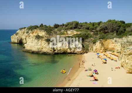 L'Algarve Portugal Cove près de Armaçao de Pera en face de Vila Vita resort Banque D'Images