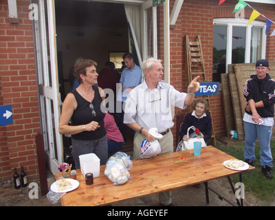 Vente aux enchères de produits locaux Butley Flower Show Suffolk Angleterre Banque D'Images