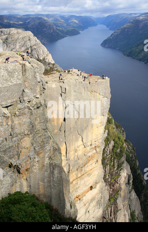 Ce qu'on appelle le sermon Preikestolen (président) s'élevant au-dessus de Lysefjord dans le sud de la Norvège Banque D'Images
