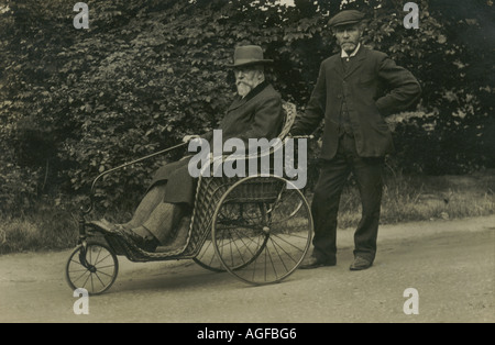 Photographie de baignoire chaise avec compagnon et propriétaire vers 1910 Banque D'Images