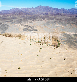 Vue aérienne de la Californie désert avec montagnes en arrière-plan Banque D'Images