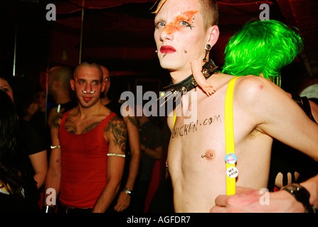 Les fêtards à NagNagNag à Londres Ghetto Banque D'Images