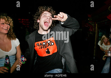 Guy dancing aventures dans le champ de betteraves au Koko s à Camden Londres Banque D'Images