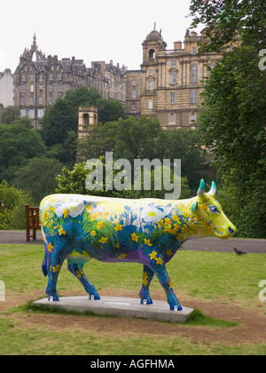 Statue d'une vache au centre-ville d'Édimbourg en Écosse Banque D'Images