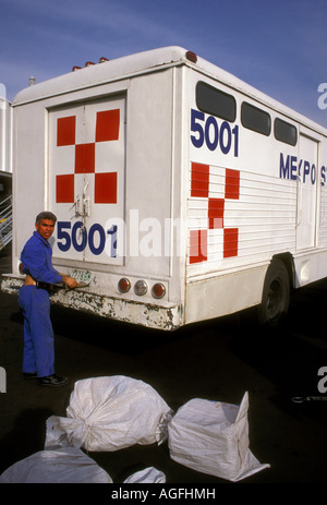 1, 1, cuisine Mexicaine, l'homme du Mexique, employé des postes, bureau de poste, de camion de l'aéroport international Benito Juarez, Mexico, District Fédéral, Mexicoo Banque D'Images