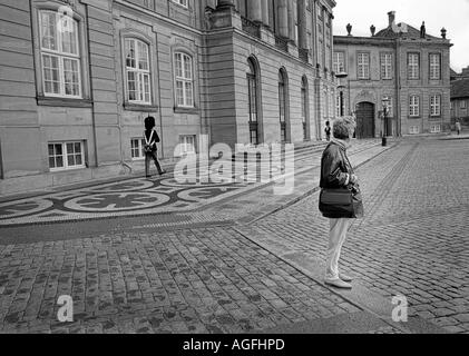 Noir et blanc de la garde à l'extérieur du palais d'Amalienborg Copenhagen Danemark Banque D'Images