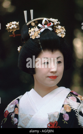 Portrait de sereine, belle japonaise mariée mariée de vêtements traditionnels kimono & hairstyle, Tokyo Banque D'Images