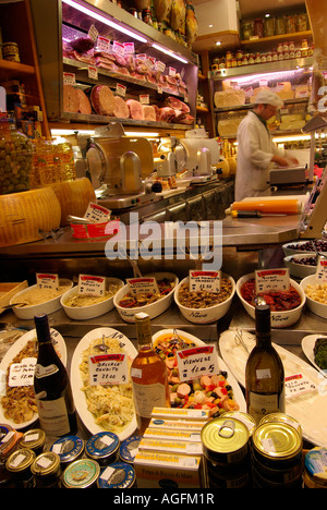 La nourriture fraîche dans la fenêtre d'une boutique par gormet sur le marché alimentaire du Palazzo della Ragione Padoue (Padova) Italie Banque D'Images