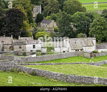 Le paisible village de Yorkshire Dales Kettlewell, avec vue sur St Marys Church, Wharfedale, Yorkshire du Nord. Banque D'Images