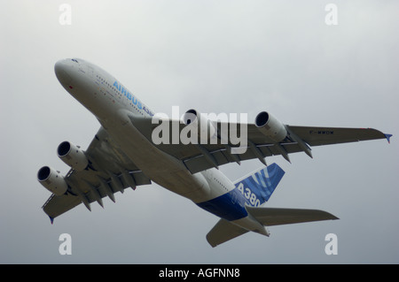 Un Airbus A380 avion peu après le décollage Banque D'Images