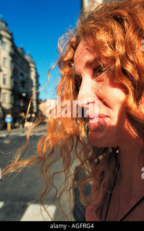 Jeune femme aux cheveux rouges, Stockholm, Suède Banque D'Images