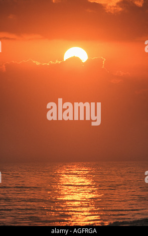 Coucher de soleil sur la mer, Bali, Indonésie Banque D'Images