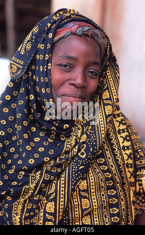 Chapati Local port vendeur kanga coloré Chole Island île de Mafia Mafia Zanzibar Tanzanie s'est de l'Afrique de l'Est Banque D'Images