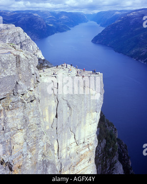 Ce qu'on appelle le sermon Preikestolen (président) s'élevant au-dessus de Lysefjord dans le sud de la Norvège Banque D'Images