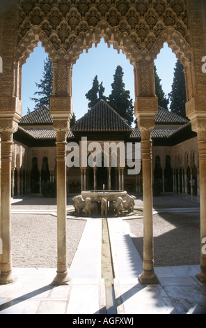 Sur une colline donnant sur le célèbre Alhambra de Grenade Alhambra Palace est la citadelle, Fontaine aux Lions se trouve dans le complexe du palais . Banque D'Images