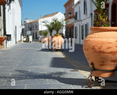 Petite rue de la poterie dans la ville d'Almonte. L'Espagne. Banque D'Images