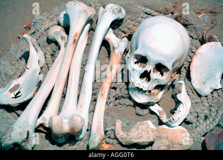 Restes humains acient/skeleton en grave, le cimetière de Chauchilla, Nazca, Pérou Banque D'Images