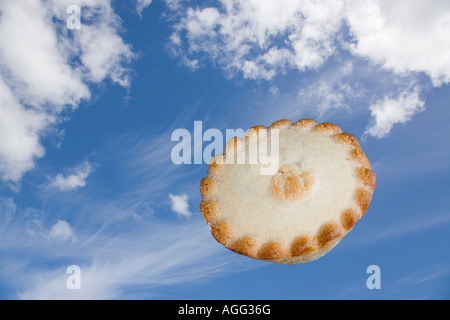 Tarte dans le ciel de petites grumes ondulée à tarte pomme flottant dans Ciel bleu avec des nuages blancs moelleux slogan slogan concept composite Banque D'Images