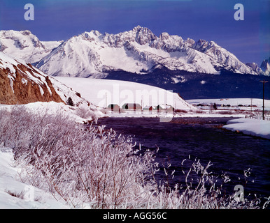 Salmon River traverse le paysage de neige des dents de scie National Recreation Area dans Idaho Banque D'Images