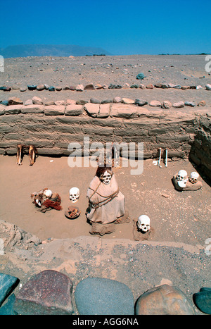 Restes humains acient/skeleton en grave, le cimetière de Chauchilla, Nazca, Pérou Banque D'Images