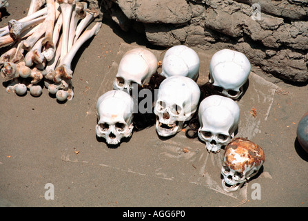 Restes humains acient/skeleton en grave, le cimetière de Chauchilla, Nazca, Pérou Banque D'Images