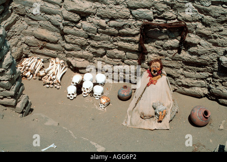 Restes humains acient/skeleton en grave, le cimetière de Chauchilla, Nazca, Pérou Banque D'Images