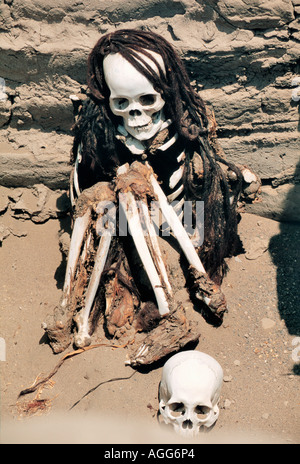 Restes humains acient/skeleton en grave, le cimetière de Chauchilla, Nazca, Pérou Banque D'Images